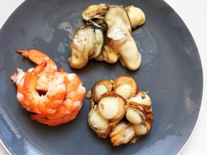 把温热的牡蛎、扇贝去壳，扇贝去掉肠胃发黑的部位整理干净，码盘备用。