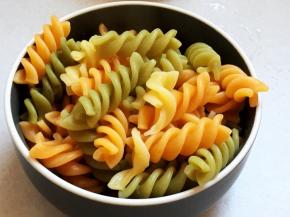 意面在水温七八十度时下入锅中，加盐搅拌煮大约七八分钟，捞出。