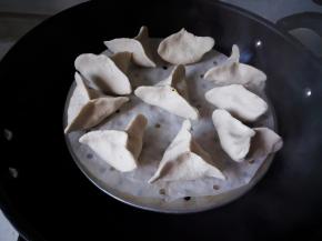 锅里水开后上锅蒸，上汽后蒸20分钟