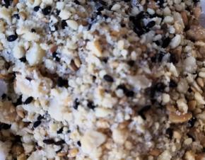 将花生芝麻白糖混合，搅拌均匀