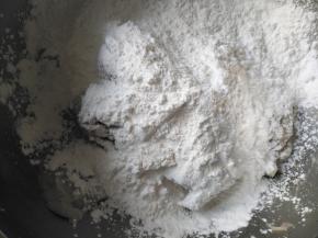 趁热加入适量木薯粉