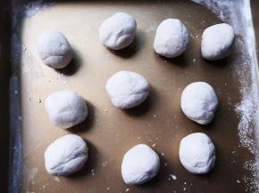 将面皮分成大小均等的小剂子