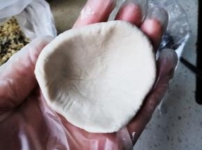 将面皮整成碗状