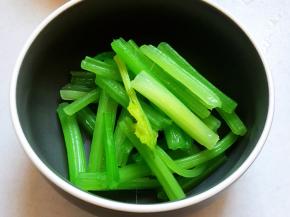 西芹掰成小段的同时，抽丝，可以使西芹口感更脆嫩。