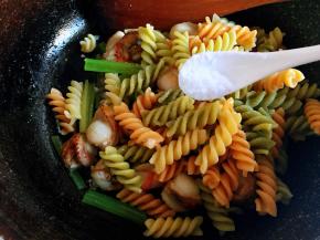 下入螺旋意面，加盐调味。