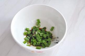 把小葱洗净，切碎放入碗中，同时加入盐、鸡精、生抽、醋。