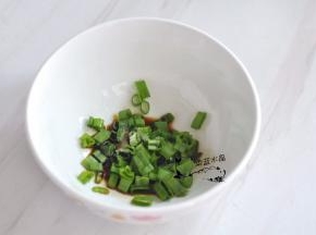 把小葱洗净，切碎放入碗中，同时加入盐、鸡精、生抽、醋。