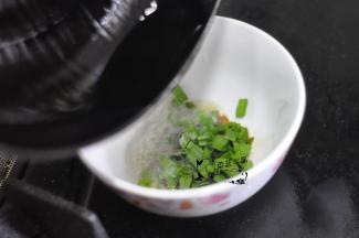 油烧至九成热，倒入调料碗中。