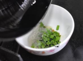 油烧至九成热，倒入调料碗中。