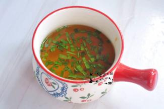 锅里水烧开后，将开水倒入碗中六分满。