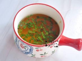 锅里水烧开后，将开水倒入碗中六分满。