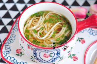 煮好后将面条捞出，放入碗中开吃。