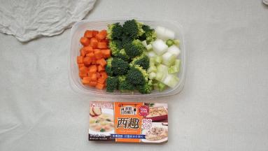 红萝卜、西兰花、冬瓜、三文鱼腩切小块