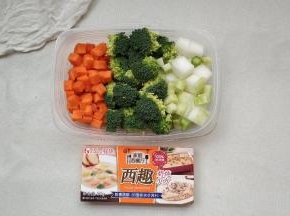 红萝卜、西兰花、冬瓜、三文鱼腩切小块
