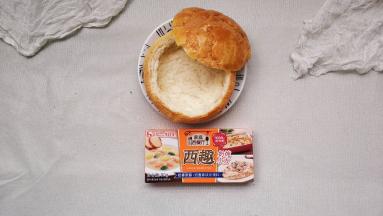 面包开盖，庒成碗状，入烤箱烤8分钟