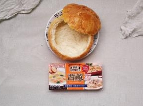面包开盖，庒成碗状，入烤箱烤8分钟