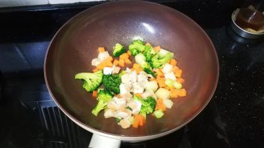 放入三文鱼腩粒炒均匀