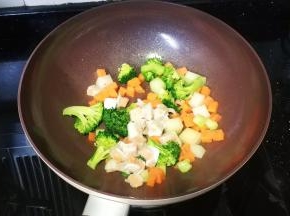 放入三文鱼腩粒炒均匀
