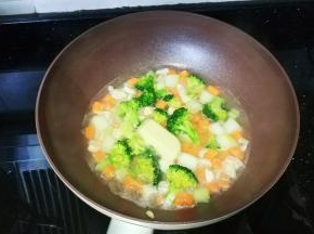 放入锅里炖开