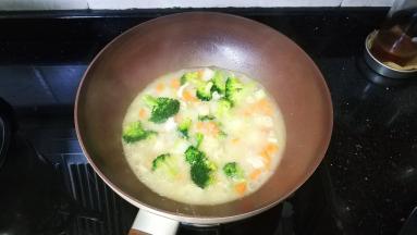 用铲子翻炒均匀