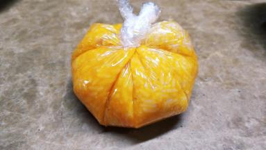 南瓜饭用保鲜膜包好捏实（如图）静止放10分钟