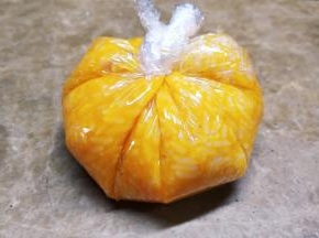 南瓜饭用保鲜膜包好捏实（如图）静止放10分钟