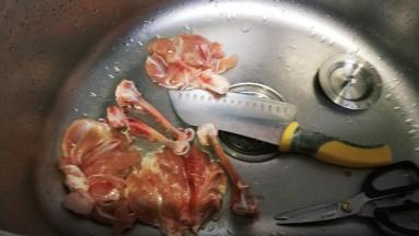 鸡腿去骨洗净