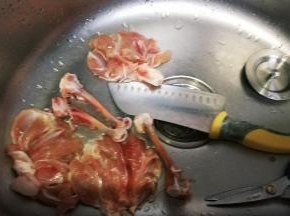 鸡腿去骨洗净