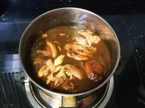 放入好侍番茄红烩调料汤汁煮熟