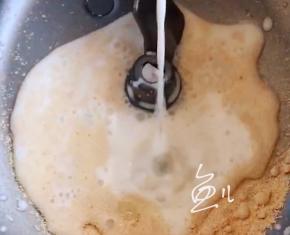 面包机中放入30克牛奶