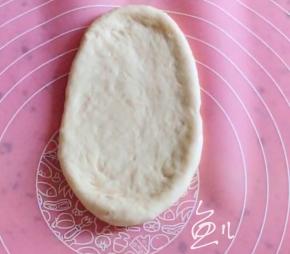 取一个面团，擀成椭圆形