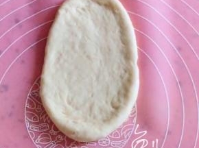 取一个面团，擀成椭圆形