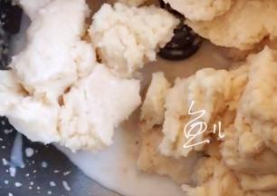 将冷藏后的面团揪小块，放入面包机中