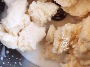 将冷藏后的面团揪小块，放入面包机中