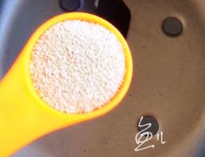 面包机中放入酵母