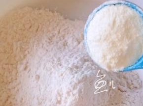 高粉中放入奶粉