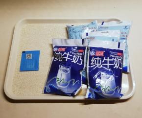 准备好纯牛奶和酸奶菌粉