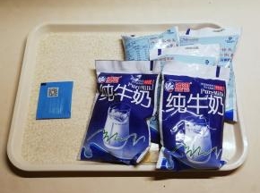 准备好纯牛奶和酸奶菌粉