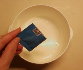 将菌粉倒入酸奶机内胆