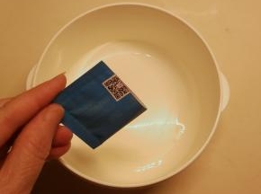 将菌粉倒入酸奶机内胆