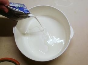 倒入纯牛奶