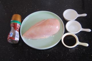 准备好材料，鸡胸肉要买新鲜的，冷冻的食品能少吃就少吃，毕竟担心不够新鲜不健康，要是用冷冻的鸡胸肉，要记得解冻完全才能操作。