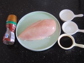 准备好材料，鸡胸肉要买新鲜的，冷冻的食品能少吃就少吃，毕竟担心不够新鲜不健康，要是用冷冻的鸡胸肉，要记得解冻完全才能操作。