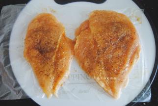 松好的鸡肉还是一整块不会烂的，要是烂了，证明用力过度了，要是鸡肉摸起来还是很紧实的，还要多敲一会儿，松好的鸡肉用料酒，盐，酱油蚝油依次来涂抹一遍，上下都要涂抹均匀，腌制15分钟，让鸡肉入味。