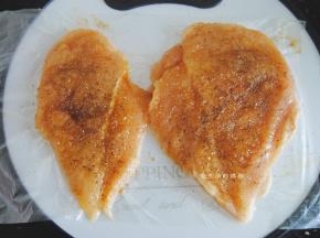 松好的鸡肉还是一整块不会烂的，要是烂了，证明用力过度了，要是鸡肉摸起来还是很紧实的，还要多敲一会儿，松好的鸡肉用料酒，盐，酱油蚝油依次来涂抹一遍，上下都要涂抹均匀，腌制15分钟，让鸡肉入味。