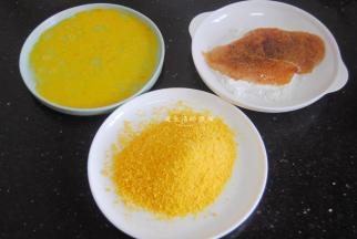 接下来是第二个关键步骤，准备好淀粉，鸡蛋液，面包糠，依次将腌制好的鸡排裹了淀粉，裹鸡蛋液，再裹面包糠，鸡蛋液很浓稠会不好挂，可以往里面加入1/4的清水打散再用。