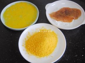接下来是第二个关键步骤，准备好淀粉，鸡蛋液，面包糠，依次将腌制好的鸡排裹了淀粉，裹鸡蛋液，再裹面包糠，鸡蛋液很浓稠会不好挂，可以往里面加入1/4的清水打散再用。