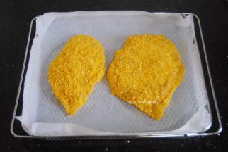 接下来是第二个关键步骤，准备好淀粉，鸡蛋液，面包糠，依次将腌制好的鸡排裹了淀粉，裹鸡蛋液，再裹面包糠，鸡蛋液很浓稠会不好挂，可以往里面加入1/4的清水打散再用。