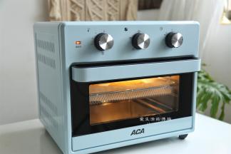 ACA烤箱上下管180°预热，大约15分钟后，放入鸡排，烤25-30分钟即可出锅，空气炸功能烤出来的鸡排是靠自身的油脂进行炸制的，所以油量比较少，吃得健康。