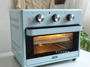 ACA烤箱上下管180°预热，大约15分钟后，放入鸡排，烤25-30分钟即可出锅，空气炸功能烤出来的鸡排是靠自身的油脂进行炸制的，所以油量比较少，吃得健康。